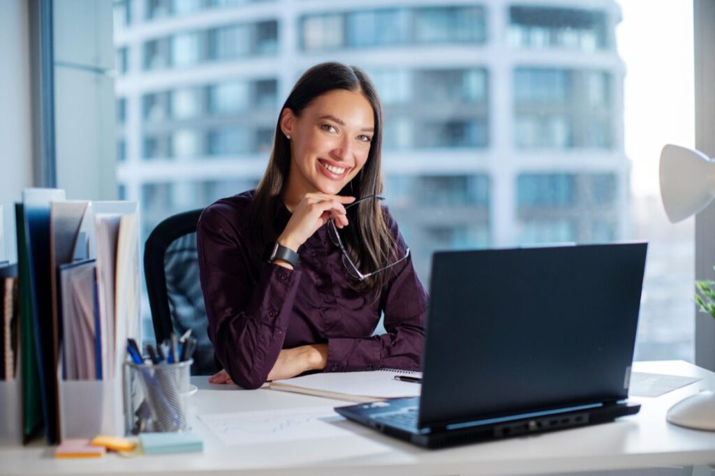 Lenovo ThinkPad X1 Carbon Gen 13 sprawdzi się przede wszystkim w rękach biznesowych nomadów, programistów oraz projektantów, którzy doceniają trwałość klawiatury z podświetleniem i certyfikację MIL-STD-810H