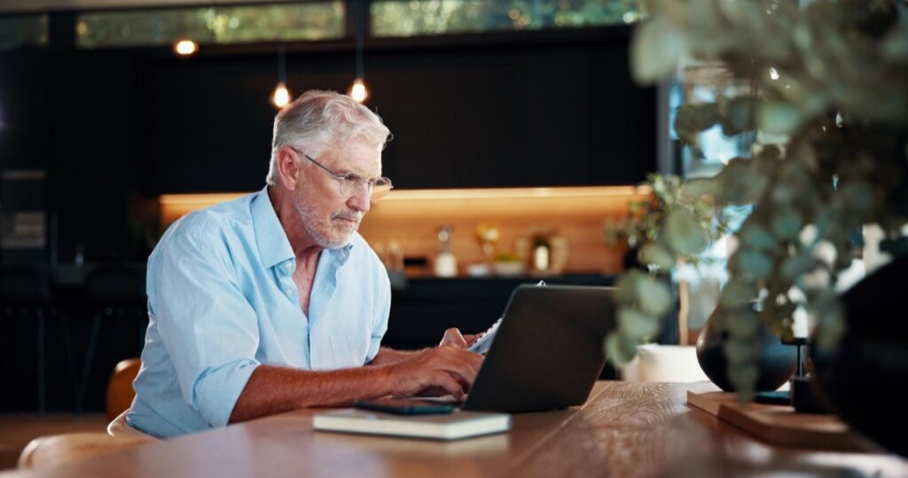 Lenovo ThinkPad X1 Carbon Gen 13 sprawdzi się przede wszystkim w rękach biznesowych nomadów, programistów oraz projektantów, którzy doceniają trwałość klawiatury z podświetleniem i certyfikację MIL-STD-810H