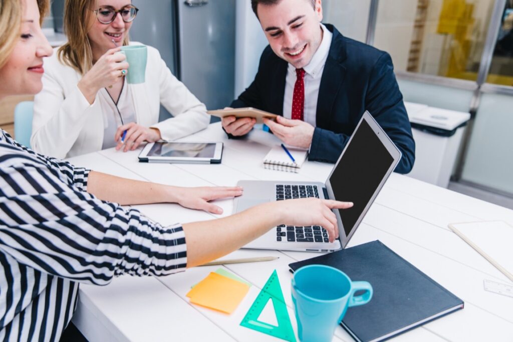 Ponieważ granice między życiem zawodowym a prywatnym uległy trwałemu zatarciu, wybór mobilnego narzędzia, które stanowi centralny punkt łączący te sfery, wymaga dogłębnej, eksperckiej refleksji